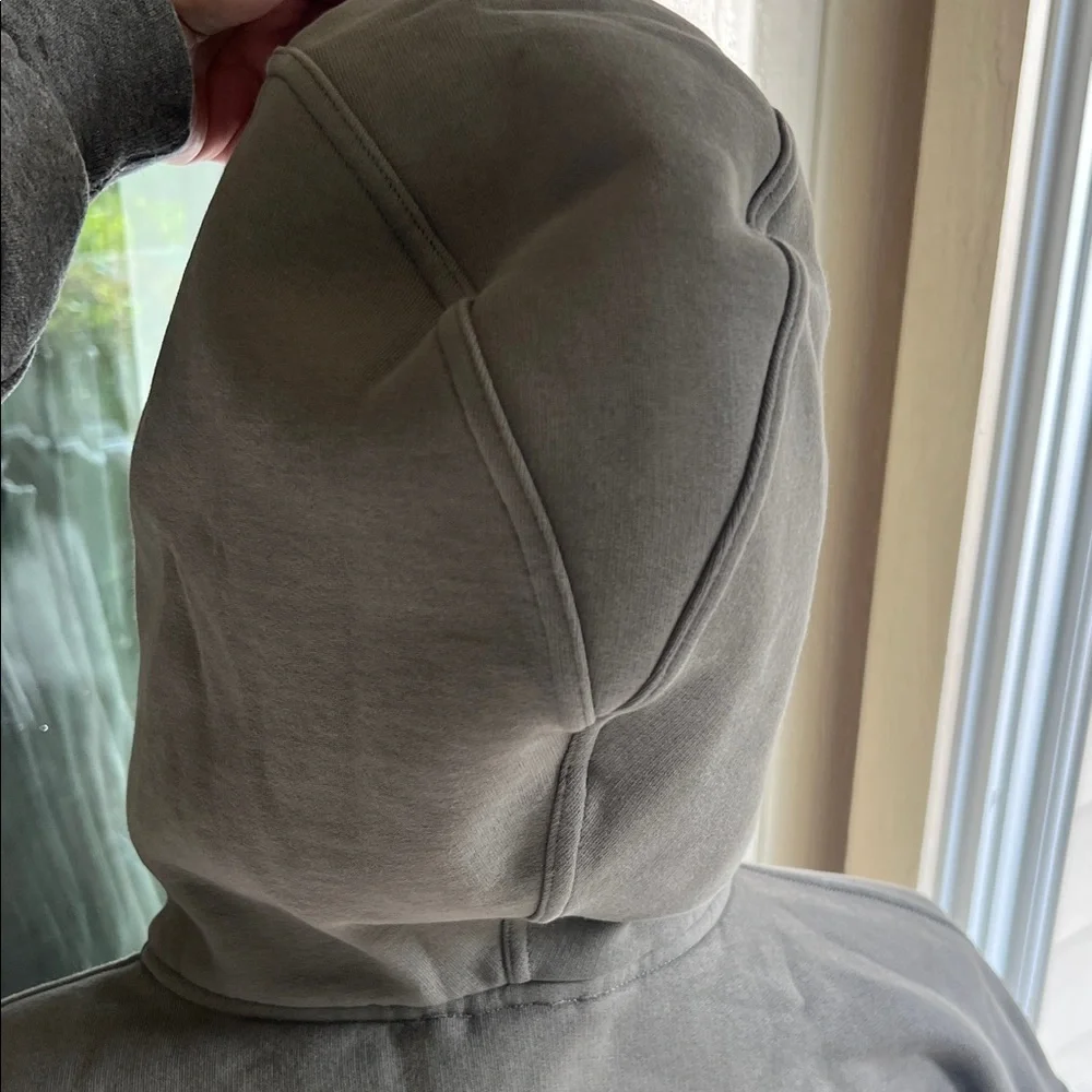 Men’s LULULEMON full zip up hoodie